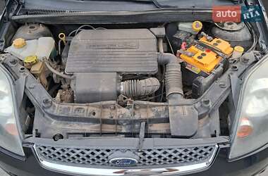Хэтчбек Ford Fiesta 2005 в 