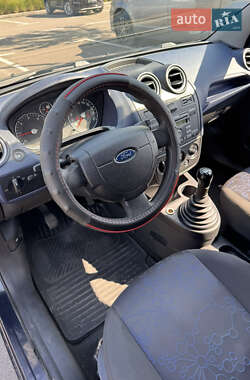 Хэтчбек Ford Fiesta 2006 в 