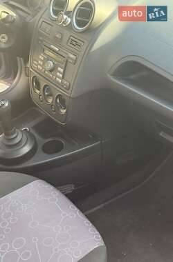 Хэтчбек Ford Fiesta 2006 в 