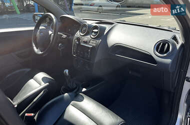 Хэтчбек Ford Fiesta 2006 в 