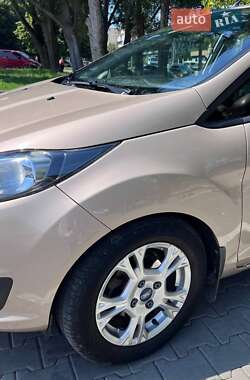 Хэтчбек Ford Fiesta 2016 в 