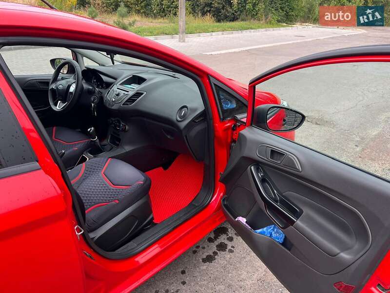 Хэтчбек Ford Fiesta 2013 в Сарнах