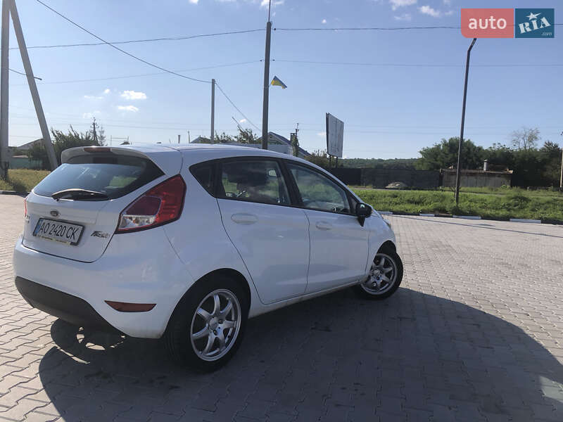 Хетчбек Ford Fiesta 2015 в Ужгороді