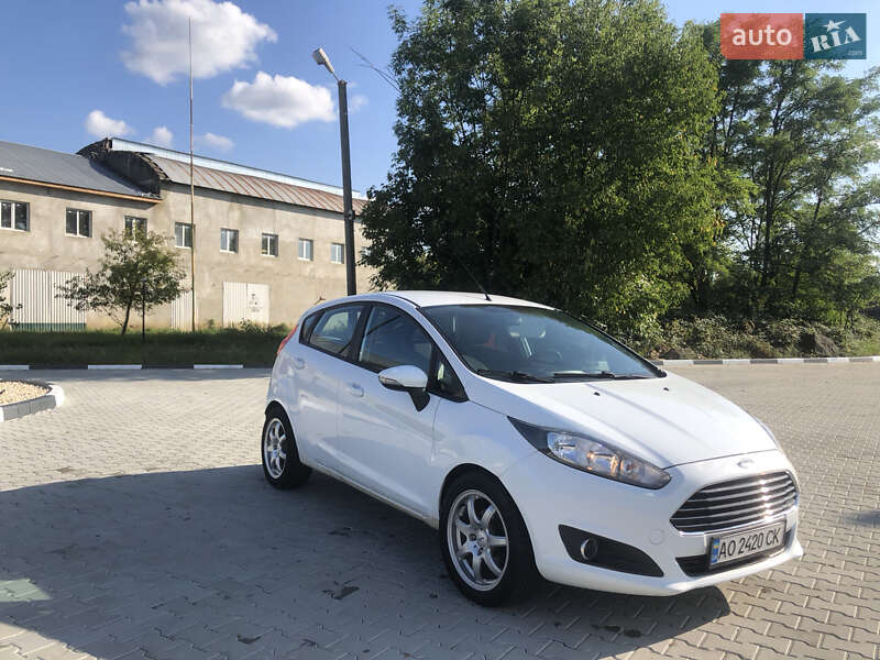 Хетчбек Ford Fiesta 2015 в Ужгороді