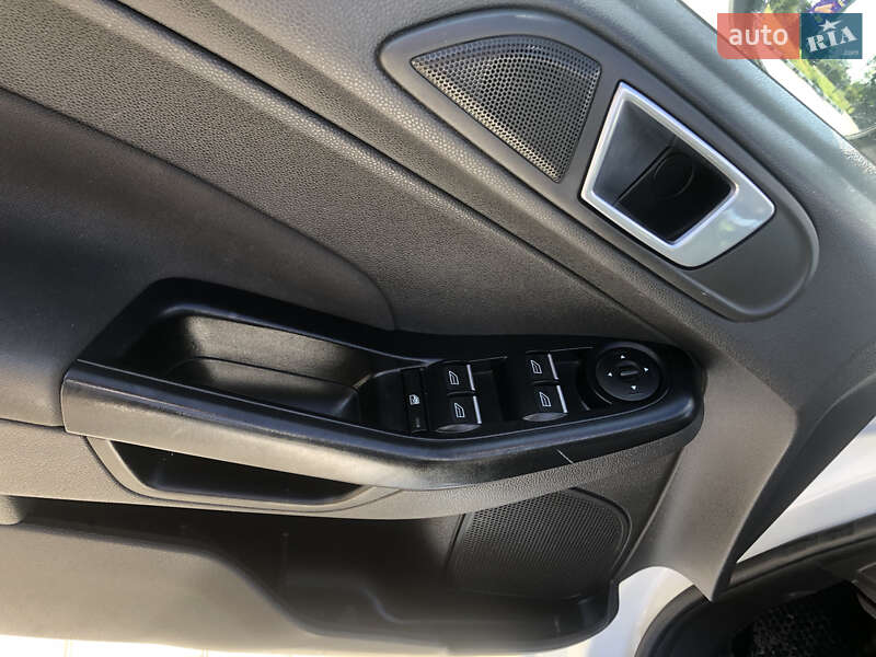 Хетчбек Ford Fiesta 2015 в Ужгороді