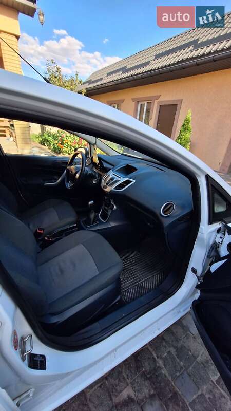 Хэтчбек Ford Fiesta 2012 в Краснограде