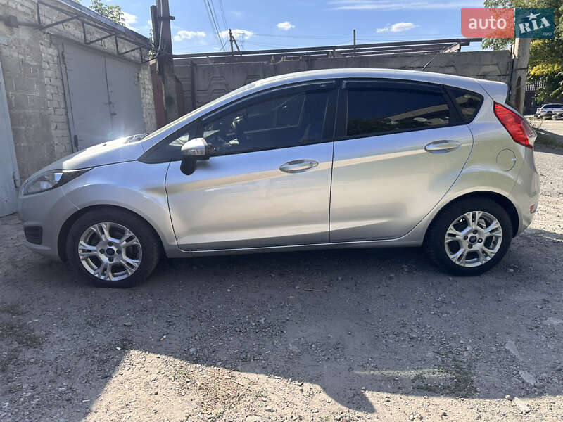 Хетчбек Ford Fiesta 2015 в Дніпрі