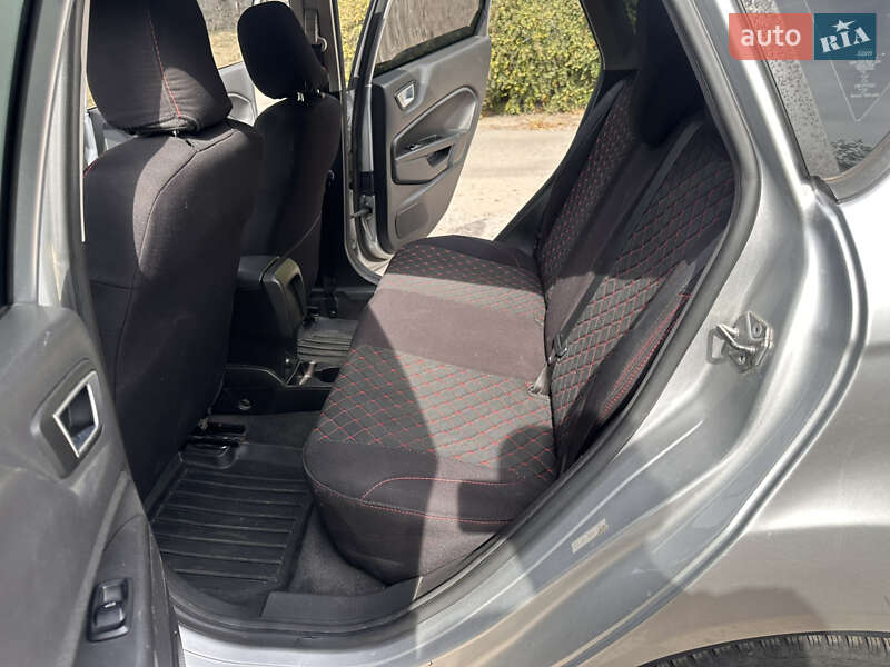 Хетчбек Ford Fiesta 2015 в Дніпрі