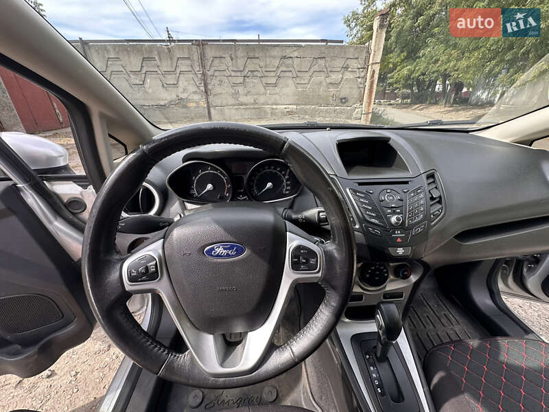 Хетчбек Ford Fiesta 2015 в Дніпрі