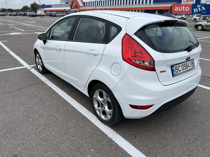 Хэтчбек Ford Fiesta 2011 в Пустомытах