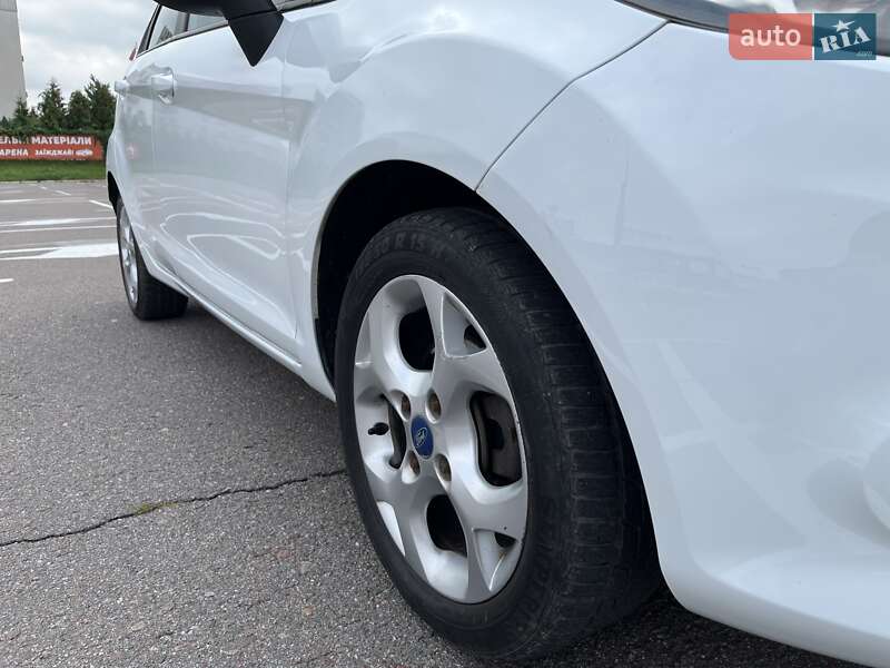 Хэтчбек Ford Fiesta 2011 в Пустомытах