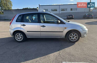 Хэтчбек Ford Fiesta 2004 в 