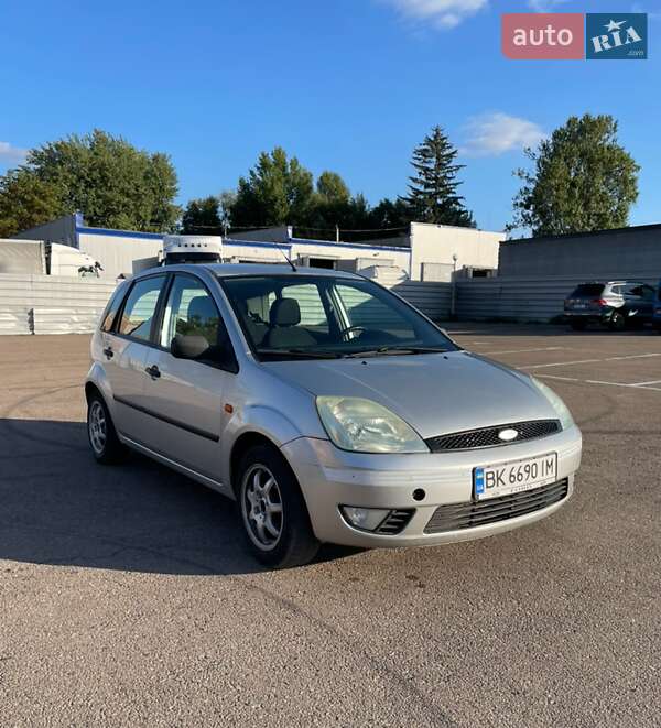 Хэтчбек Ford Fiesta 2004 в 