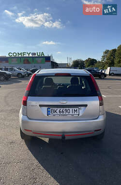 Хэтчбек Ford Fiesta 2004 в 