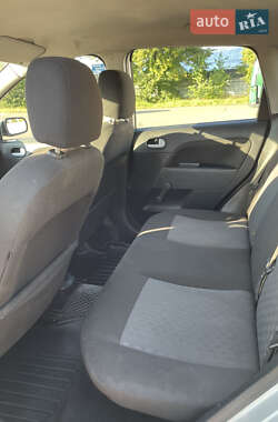 Хэтчбек Ford Fiesta 2004 в 