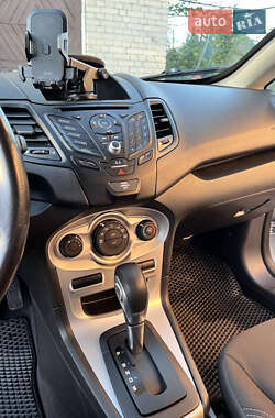 Хэтчбек Ford Fiesta 2015 в 