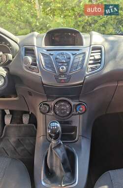 Хэтчбек Ford Fiesta 2015 в 
