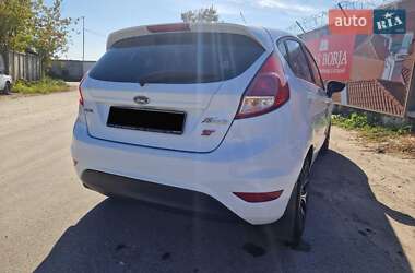 Хэтчбек Ford Fiesta 2015 в 