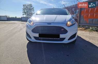 Хэтчбек Ford Fiesta 2015 в 