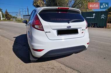 Хэтчбек Ford Fiesta 2015 в 