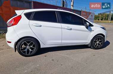 Хэтчбек Ford Fiesta 2015 в 