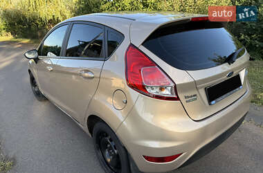 Хэтчбек Ford Fiesta 2016 в 