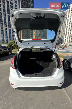 Хэтчбек Ford Fiesta 2016 в 