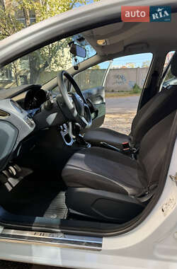 Хэтчбек Ford Fiesta 2012 в 