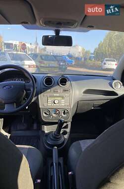 Хэтчбек Ford Fiesta 2006 в 