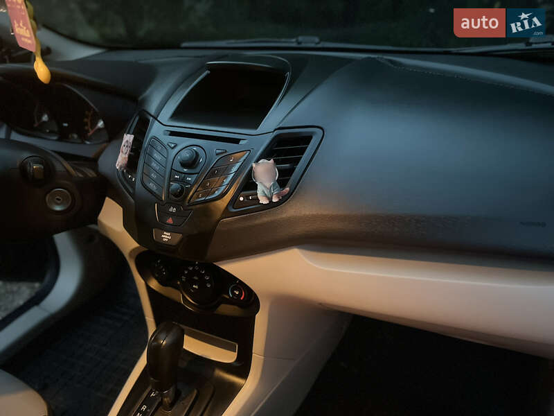 Седан Ford Fiesta 2012 в Глухове