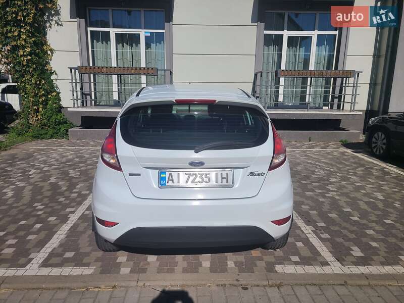 Хэтчбек Ford Fiesta 2013 в Петропавловской Борщаговке