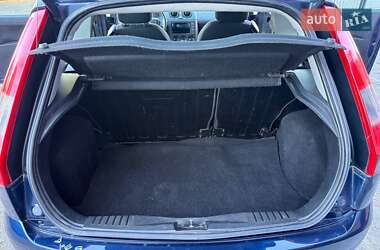 Хэтчбек Ford Fiesta 2004 в 