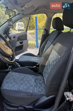 Хэтчбек Ford Fiesta 2005 в 