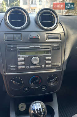 Хэтчбек Ford Fiesta 2006 в 
