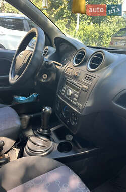 Хэтчбек Ford Fiesta 2006 в 