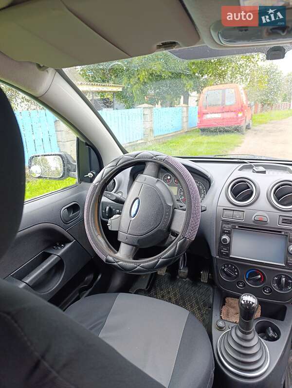 Хэтчбек Ford Fiesta 2006 в Корце