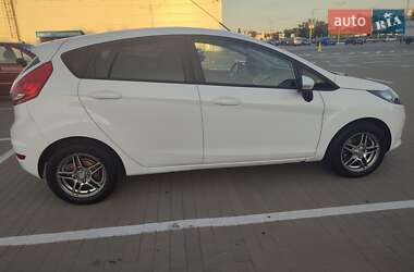 Хэтчбек Ford Fiesta 2012 в 