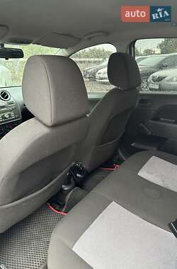 Хэтчбек Ford Fiesta 2006 в 