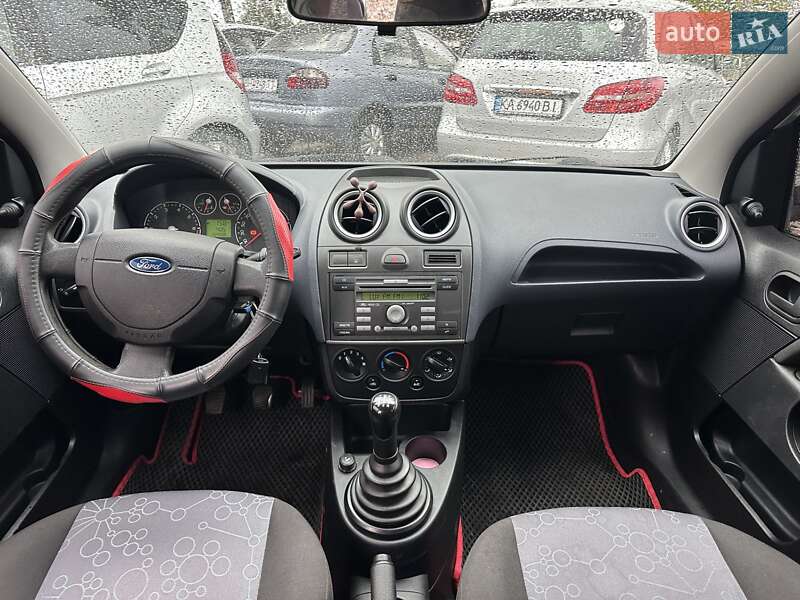 Хэтчбек Ford Fiesta 2006 в Смеле