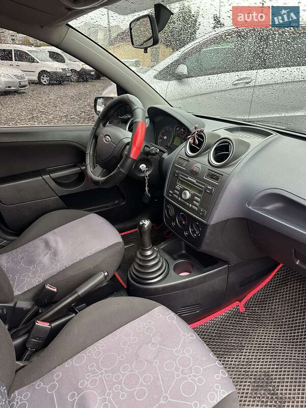 Хэтчбек Ford Fiesta 2006 в Смеле