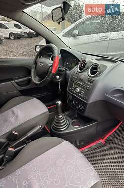 Хэтчбек Ford Fiesta 2006 в 