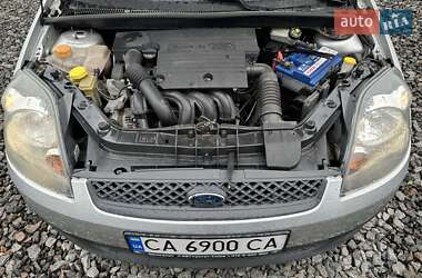 Хэтчбек Ford Fiesta 2006 в 