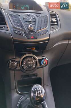 Хэтчбек Ford Fiesta 2015 в 