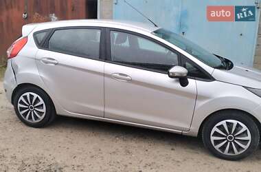 Хэтчбек Ford Fiesta 2015 в 