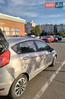 Хэтчбек Ford Fiesta 2015 в 