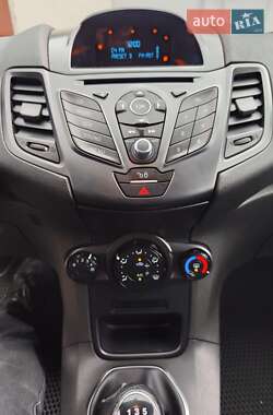 Хэтчбек Ford Fiesta 2015 в 