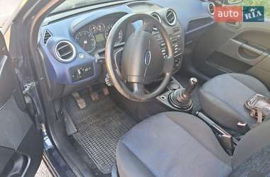 Хэтчбек Ford Fiesta 2005 в 