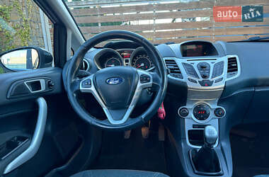 Хэтчбек Ford Fiesta 2012 в 