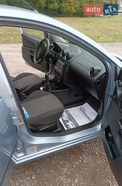 Хэтчбек Ford Fiesta 2005 в 