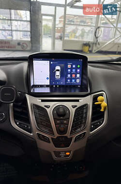 Хэтчбек Ford Fiesta 2011 в 